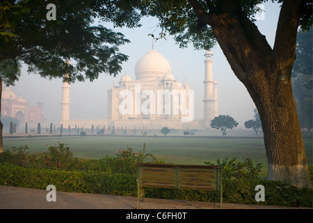 Nebligen erste Licht im Taj Mahal in Agra im Staat Uttar Pradesh, Indien Stockfoto