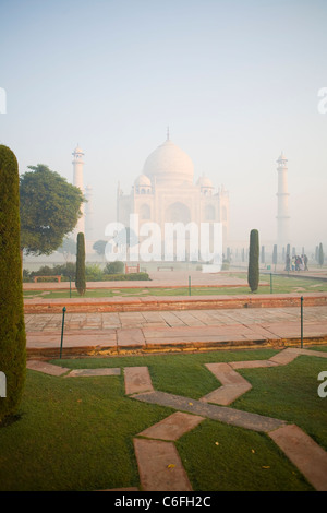 Nebligen erste Licht im Taj Mahal in Agra im Staat Uttar Pradesh, Indien Stockfoto