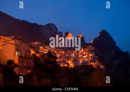 Antiken Hügel Dorf - beleuchtet - der Klub in Gallipoli Cognato und lukanischen-Naturpark Dolomiti, Italien Stockfoto