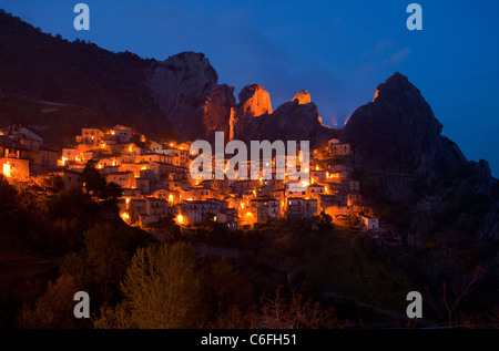 Antiken Hügel Dorf - beleuchtet - der Klub in Gallipoli Cognato und lukanischen-Naturpark Dolomiti, Italien Stockfoto