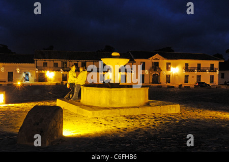 Abend am Hauptplatz mit kolonialen Gebäuden, Villa de Leyva, Boyaca, Kolumbien Stockfoto
