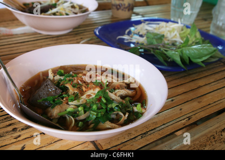 Asiatische Hähnchen Reisnudelsuppe serviert in Thailand Stockfoto