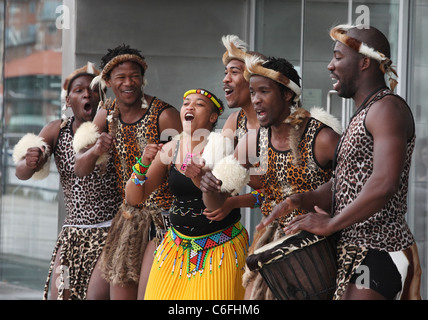 Südafrikanischen Gruppe Zulu erklingt in Sunderland Folk Festival 2011 Stockfoto