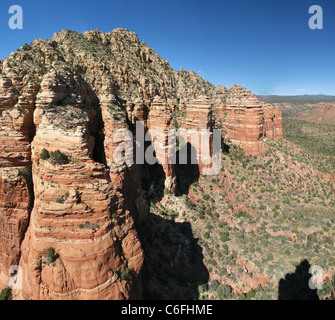 rote Felsen in der Nähe von Sedona, Arizona von der Spitze des Oak Creek Spire Stockfoto