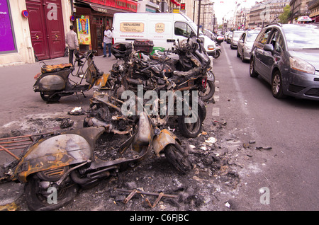 Ausgebrannt, Motrocycles und Roller nach einem Brand auf einem Parkplatz in der Nähe des Gare du Nord in Paris, Frankreich Stockfoto