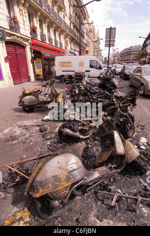 Ausgebrannt, Motrocycles und Roller nach einem Brand auf einem Parkplatz in der Nähe des Gare du Nord in Paris, Frankreich Stockfoto