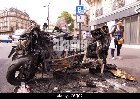 Ausgebrannt, Motrocycles und Roller nach einem Brand auf einem Parkplatz in der Nähe des Gare du Nord in Paris, Frankreich Stockfoto