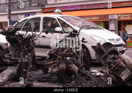 Ausgebrannt, Motrocycles und Roller nach einem Brand auf einem Parkplatz in der Nähe des Gare du Nord in Paris, Frankreich Stockfoto