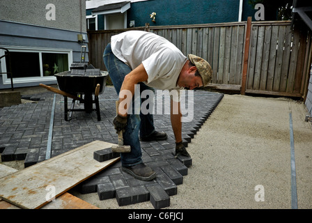 Steinmetz Verlegung Terrasse Bau Ziegel Sand Kies Basis Hinterhof Stockfoto