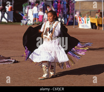 Indische Mädchen tanzen in native Kostüm, Nevada, Vereinigte Staaten von Amerika Stockfoto