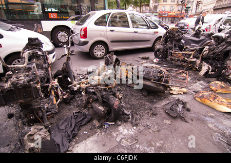 Ausgebrannt, Motrocycles und Roller nach einem Brand auf einem Parkplatz in der Nähe des Gare du Nord in Paris, Frankreich Stockfoto