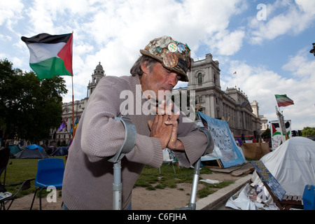 Brian Haw, Anti-Kriegs-Demonstranten in seinem Friedenslager außerhalb Parliament Square. Brian wurde an diesem Standort seit 2001 protestieren. Stockfoto