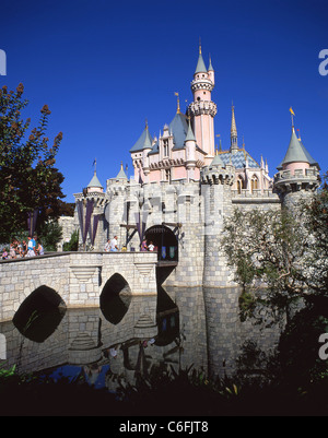 Schnee weiße Burg, Fantasyland, Disneyland, Anaheim, California, Vereinigte Staaten von Amerika Stockfoto