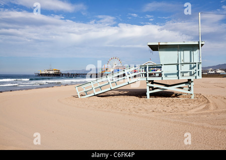 Strand von Santa Monica Pier und Leben bewachen Turm im sonnigen Kalifornien. Stockfoto