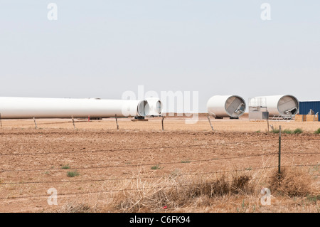 Komponenten einer Windkraftanlage mit horizontaler Achse befinden sich auf einer Baustelle in der Nähe von Amarillo, Texas. Stockfoto