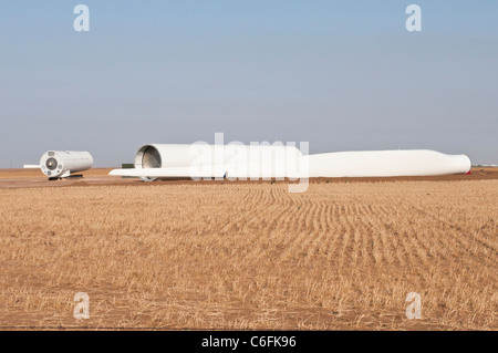 Komponenten einer Windkraftanlage mit horizontaler Achse sind auf einer Baustelle in der Nähe von Amarillo, Texas gezeigt. Stockfoto