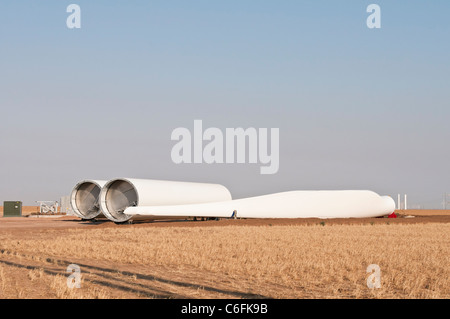 Komponenten einer Windkraftanlage mit horizontaler Achse sind bereit für die Endmontage auf der Baustelle in der Nähe von Amarillo, Texas Stockfoto