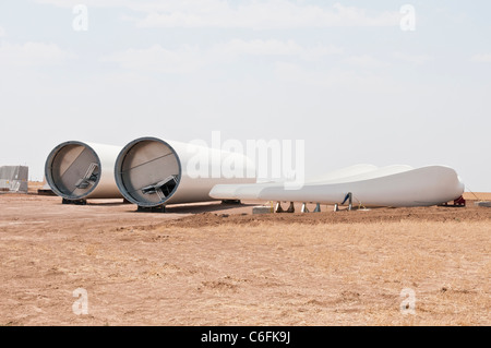 Komponenten einer Windkraftanlage mit horizontaler Achse sind bereit für die Endmontage auf der Baustelle in der Nähe von Amarillo, Texas Stockfoto