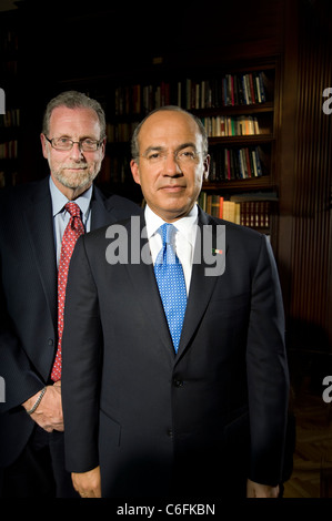 Präsident Felipe Calderon und Peter Greenberg in Los Pinos in Mexiko-Stadt Stockfoto