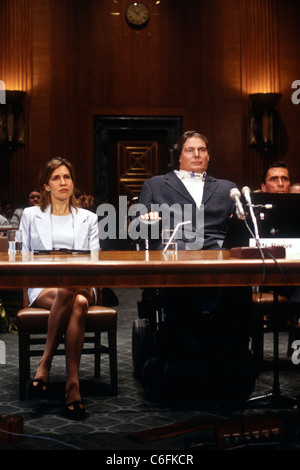 Gelähmte Schauspieler Christopher Reeves und Frau Dana Zeugen vor dem Unterausschuss des Senats Stockfoto