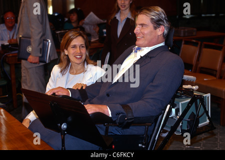 Gelähmte Schauspieler Christopher Reeves und Frau Dana Zeugen vor dem Unterausschuss des Senats Stockfoto