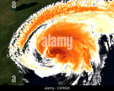 Hurrikan Irene macht Landfall sichtbaren Satellitenbild Hurrikan Irene machten Landfall bei ca. 7:30 Uhr EST in der Nähe von Cape Lookout, North Carolina mit maximal unterstützte Winde von 85 MPH (Kategorie 1). Diese beiden NOAA GOES-13 Satelliten-Bilder zu erfassen Irene's landfall Moment. Die erste verwendet das sichtbare Sensor; die zweite ist Infrarot Bilder koloriert. Hurricane Warnungen gelten für die US-Küste von North Carolina, Maine, wie projizierte Pfad die neueste nationale Hurricane Center hat es entlang der Küste in den nächsten 24 Stunden, vielleicht wenn man ins Landesinnere auf Long Island, NY. Stockfoto