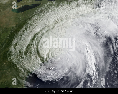 Hurrikan Irene macht Landfall sichtbaren Satellitenbild Hurrikan Irene machten Landfall bei ca. 7:30 Uhr EST in der Nähe von Cape Lookout, North Carolina mit maximal unterstützte Winde von 85 MPH (Kategorie 1). Diese beiden noaa geht's-13 Satelliten-Bilder zu erfassen Irene landfall Moment. Der erste benutzt den Sensor sichtbar; die zweite ist Infrarot Bilder koloriert. Hurrikan Warnungen gelten für die US-Küste von North Carolina, Maine, wie projizierte Pfad des National Hurricane Center hat es entlang der Küste in den nächsten 24 Stunden, vielleicht wenn man ins Landesinnere auf Long Island, NY. Stockfoto