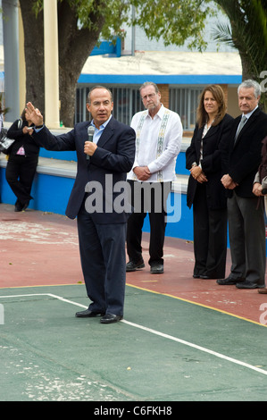 Präsident Calderon Adressierung Schüler an einer Schule in Morelia als seine Frau und Peter Greenberg sehen. Stockfoto