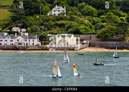 Ein Sortiment von Jollen in der Nähe von Smalls Cove auf Salcombe Mündung Devon England UK Stockfoto