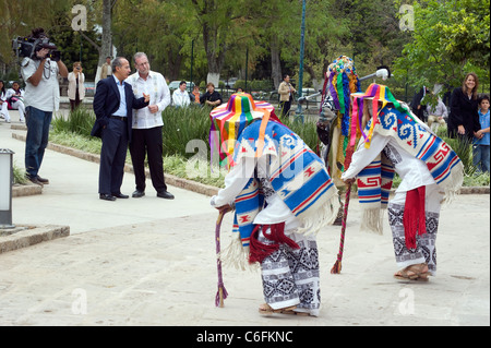 Präsident Felipe Calderon und Peter Greenberg mit kostümierten Darstellern im Park in Morelia, Mexiko Stockfoto
