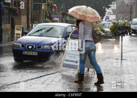 Magdalene Street Glastonbury im Regen, Vereinigtes Königreich Stockfoto