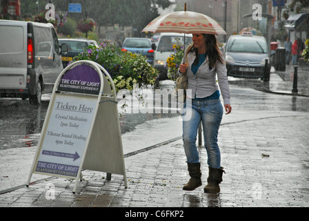 Magdalene Street Glastonbury im Regen, Vereinigtes Königreich Stockfoto