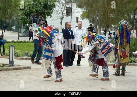 Präsident Felipe Calderon und Peter Greenberg mit kostümierten Darstellern im Park in Morelia, Mexiko Stockfoto