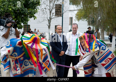 Präsident Felipe Calderon und Peter Greenberg mit kostümierten Darstellern im Park in Morelia, Mexiko Stockfoto