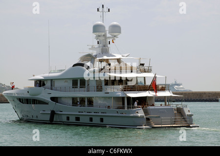 Super Motoryacht Arifla Abfahrt im Hafen von Ibiza in Ibiza Spanien Stockfoto