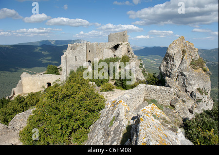 Die zerstörten Katharer Burg von Peyrepertuse auf einem Hügel in Roussillon, Frankreich Stockfoto