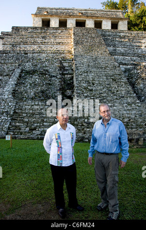 Präsident Felipe Calderon und Peter Greenberg touring Palenque, Mexiko Stockfoto