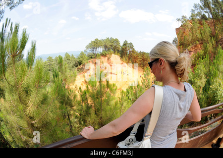 Frau auf touristische Route in ehemaligen Ocker Steinbruch im Roussillon, Departement Vaucluse, Provence Region in Frankreich Stockfoto