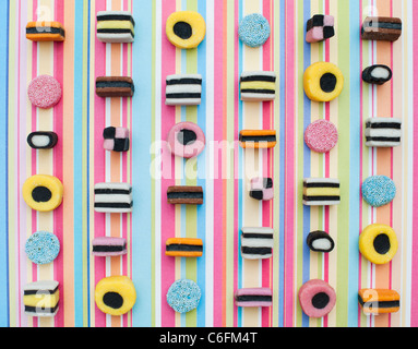 Liquorice Allsorts auf einem bunt gestreiften Hintergrund Stockfoto