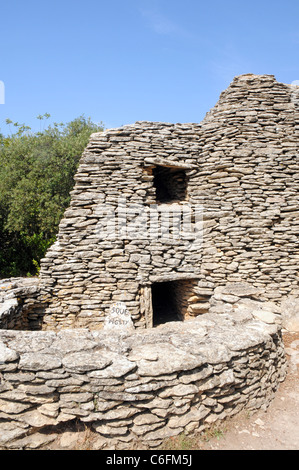 Alte Hütte gemacht aus Steinen in der Bories Dorf in der Nähe von Gordes in Region Provence, Frankreich Stockfoto