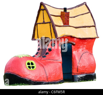 Große rote Schuh / boot zum Kinderspielhaus ausgeschnitten. Blick von der Vorderseite. Nahaufnahme (Makro) Stockfoto