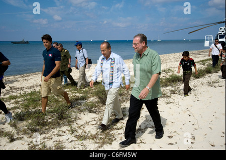 Präsident Felipe Calderon und Peter Greenberg zu Fuß am Strand in Cozumel Stockfoto