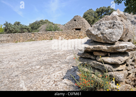 Alte Hütte gemacht aus Steinen in der Bories Dorf in der Nähe von Gordes in Region Provence, Frankreich Stockfoto