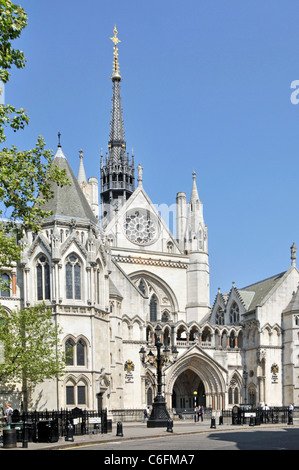 Royal Courts of Justice, auch bekannt als Law Courts, ist ein Gerichtsgebäude in der City of London, das auch High Court und Court of Appeal England Strand UK ist Stockfoto