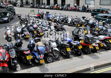 Blick auf die London Street Scene Motorrad Motorrad und scooter Parkplätze in der Straße in Berkeley Square Mayfair West End London England Großbritannien Stockfoto