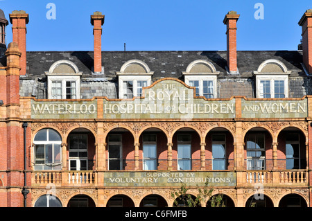 Frontansicht der Royal Waterloo Krankenhaus für Kinder & Frauen Gebäude mit abgestuften Terrakotta arch Balkon Fassade London England UK aufgeführt Stockfoto