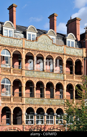 Frontansicht der Royal Waterloo Krankenhaus für Kinder & Frauen Gebäude mit drei abgestuften Terrakotta arch Balkon Fassade London England Großbritannien Stockfoto