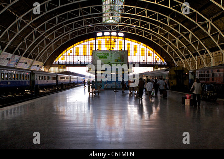 Passagiere warten auf den Plattformen der Hua Lamphong Grand Central Railway Station befindet sich im Distrikt Pathum Wan, Bangkok Stockfoto