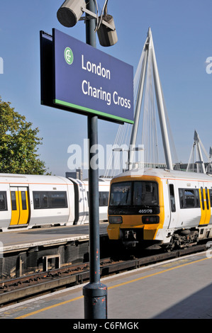 Schild am Bahnhof Charing Cross mit dem öffentlichen Nahverkehr in Richtung Süden Östliche Personenzugwagen an der Plattform auf einem blauen Himmel Tag in London England Stockfoto