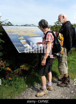 Happy dad trägt schwere podgy niedlichen Sohn. Stockfoto